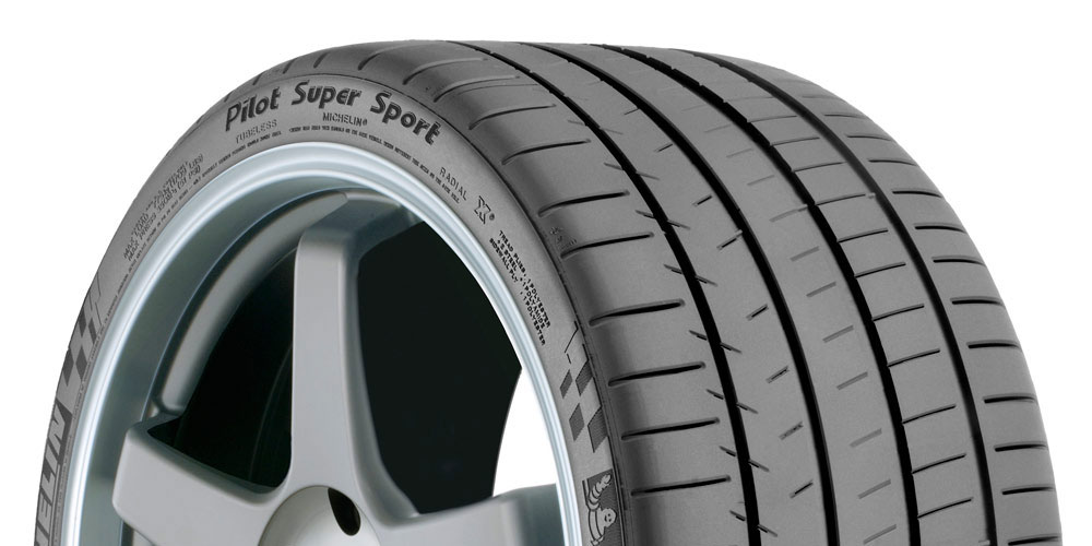 Michelin Pilot Super Sport bildekk på sølvfarget felg